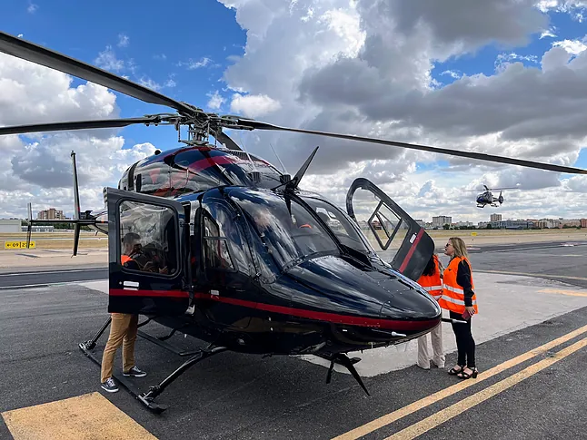 La 'crème de la crème' de la flota de World Aviation, el Bell 429 para siete pasajeros sobre la pista del aeródromo de Cuatro Vientos.