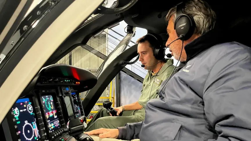 Víctor García, junto a un instructor, aprendiendo a ser piloto de helicóptero.