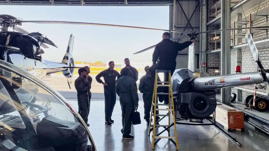 Víctor García, con varios compañeros, en una lección para ser pilotos de helicóptero.